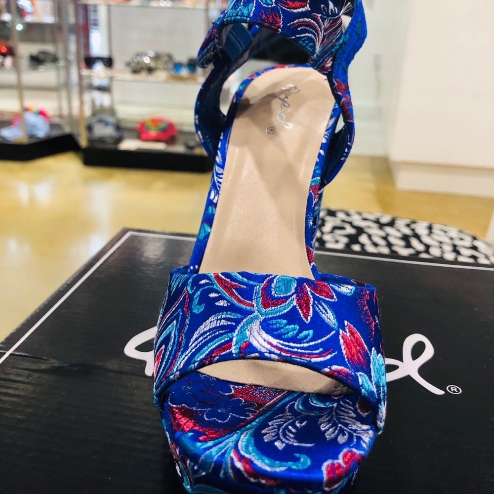 Chunky High Heels for an Extra Posh Look 👡 - Picture 5 of 6